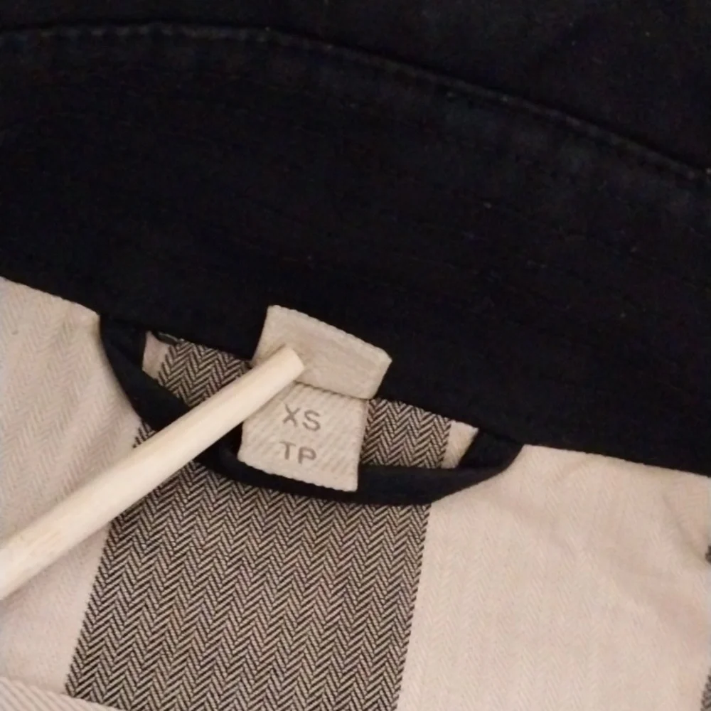 Burberry Black Trench Coat with Check Lining - Picture 9 of 14
